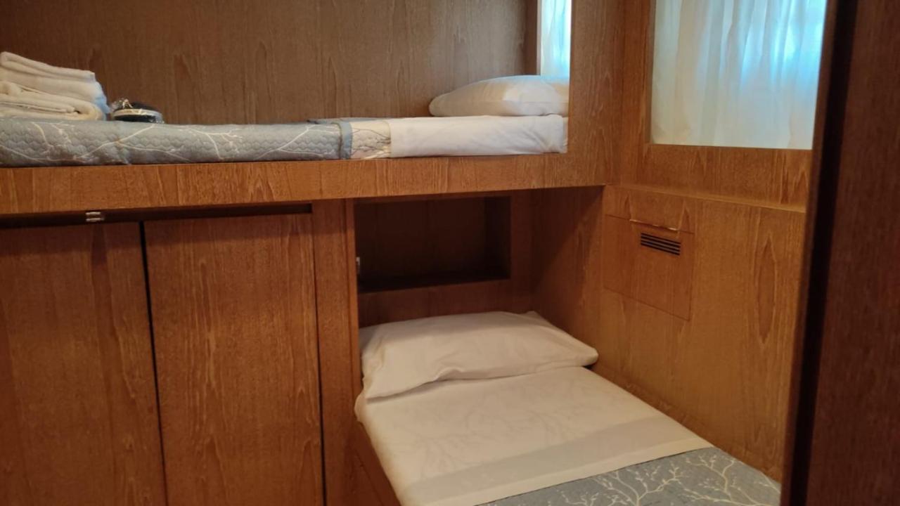 阿尔巴塔克斯 Boat & Breakfast Lucretia, Luxury Yacht酒店 外观 照片
