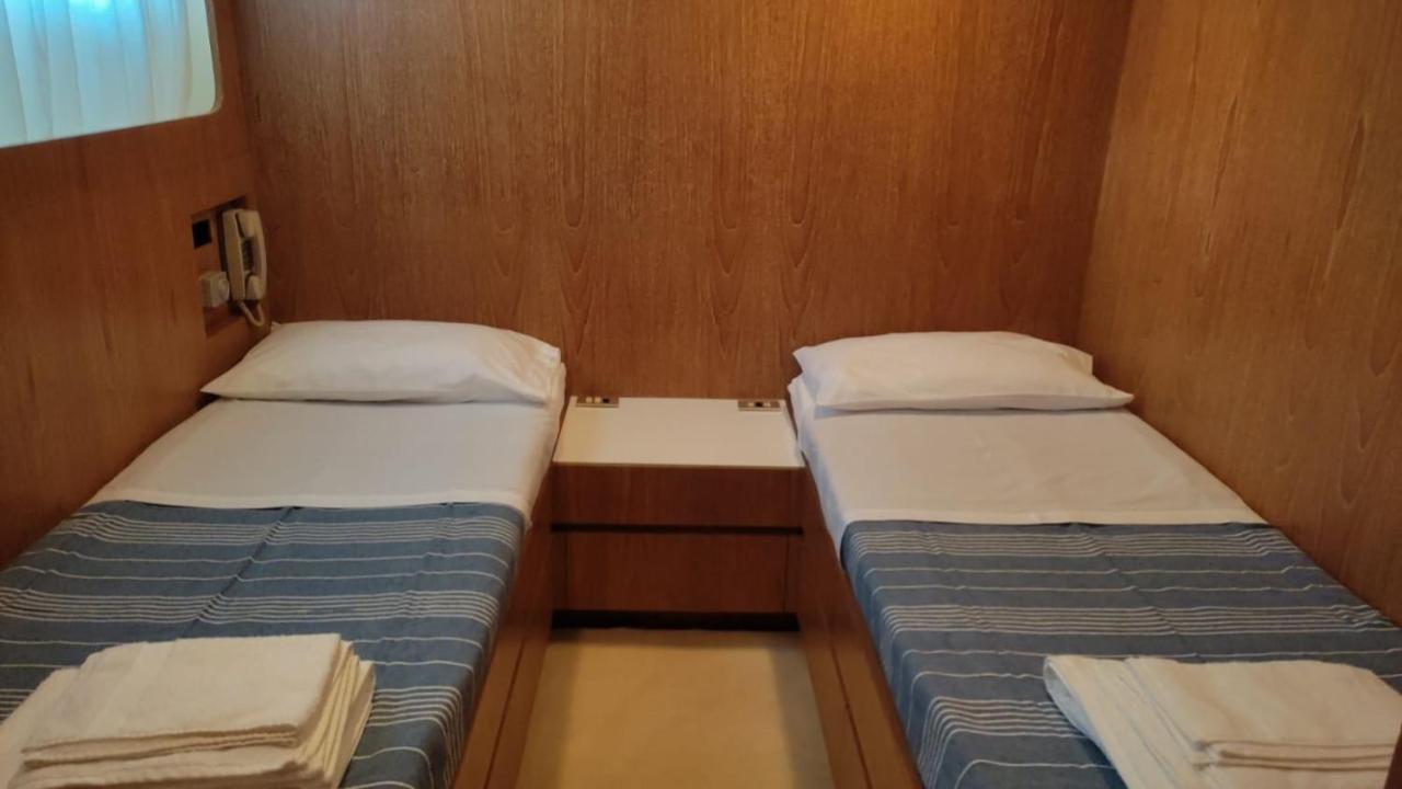 阿尔巴塔克斯 Boat & Breakfast Lucretia, Luxury Yacht酒店 外观 照片